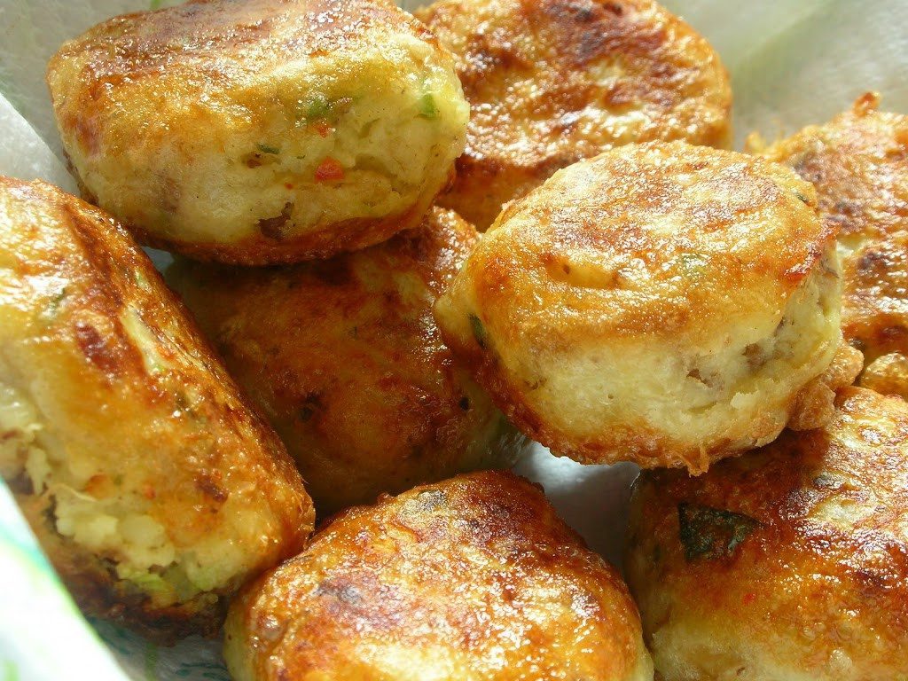 If you're looking for a delicious and healthy food option, look no further than Potato Puffs! This versatile recipe is a crowd-pleaser that can be enjoyed as a snack or a side dish. Made with wholesome ingredients like fresh potatoes, these crispy puffs are baked to perfection, eliminating the need for excessive oil. With their golden exterior and fluffy interior, Potato Puffs are a healthier alternative to deep-fried snacks. Whether you're hosting a party or simply craving a tasty treat, Potato Puffs are sure to satisfy. So why not add this recipe to your repertoire of healthy food ideas and delight your taste buds with this irresistible snack?